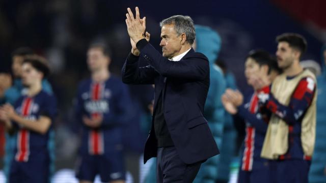 Luis Enrique y los jugadores aplauden a la afición del PSG tras perder contra el Atlético de Madrid