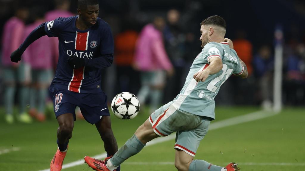 Ousmane Dembelé encara a Javi Galán en el PSG-Atlético