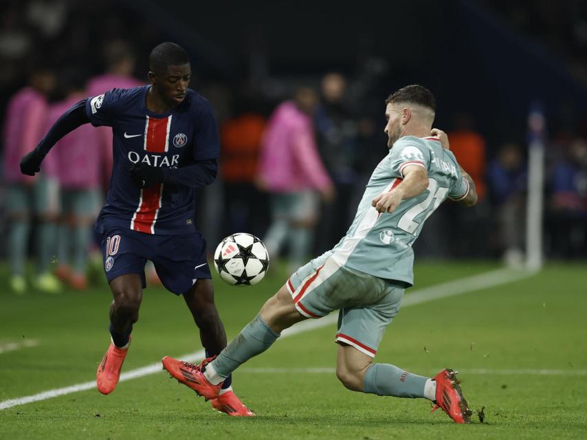 Ousmane Dembelé encara a Javi Galán en el PSG-Atlético