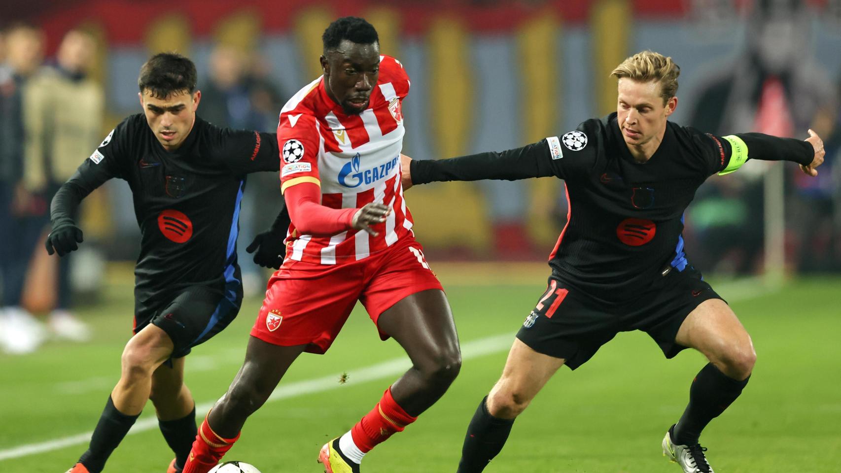 Pedri y De Jong en el Estrella Roja-Barça