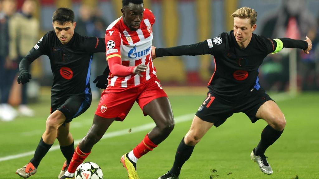 Frenkie de Jong pelea un balón dividido en Belgrado contra el Estrella Roja