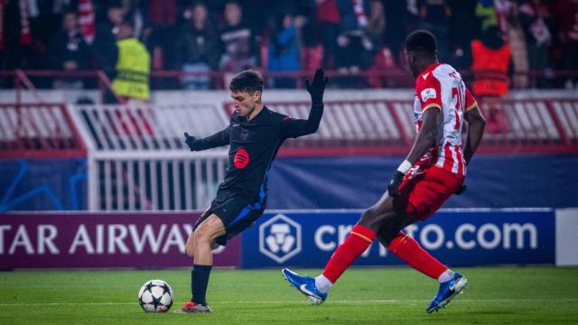 Pedri manda un centro en el Estrella Roja-Barça