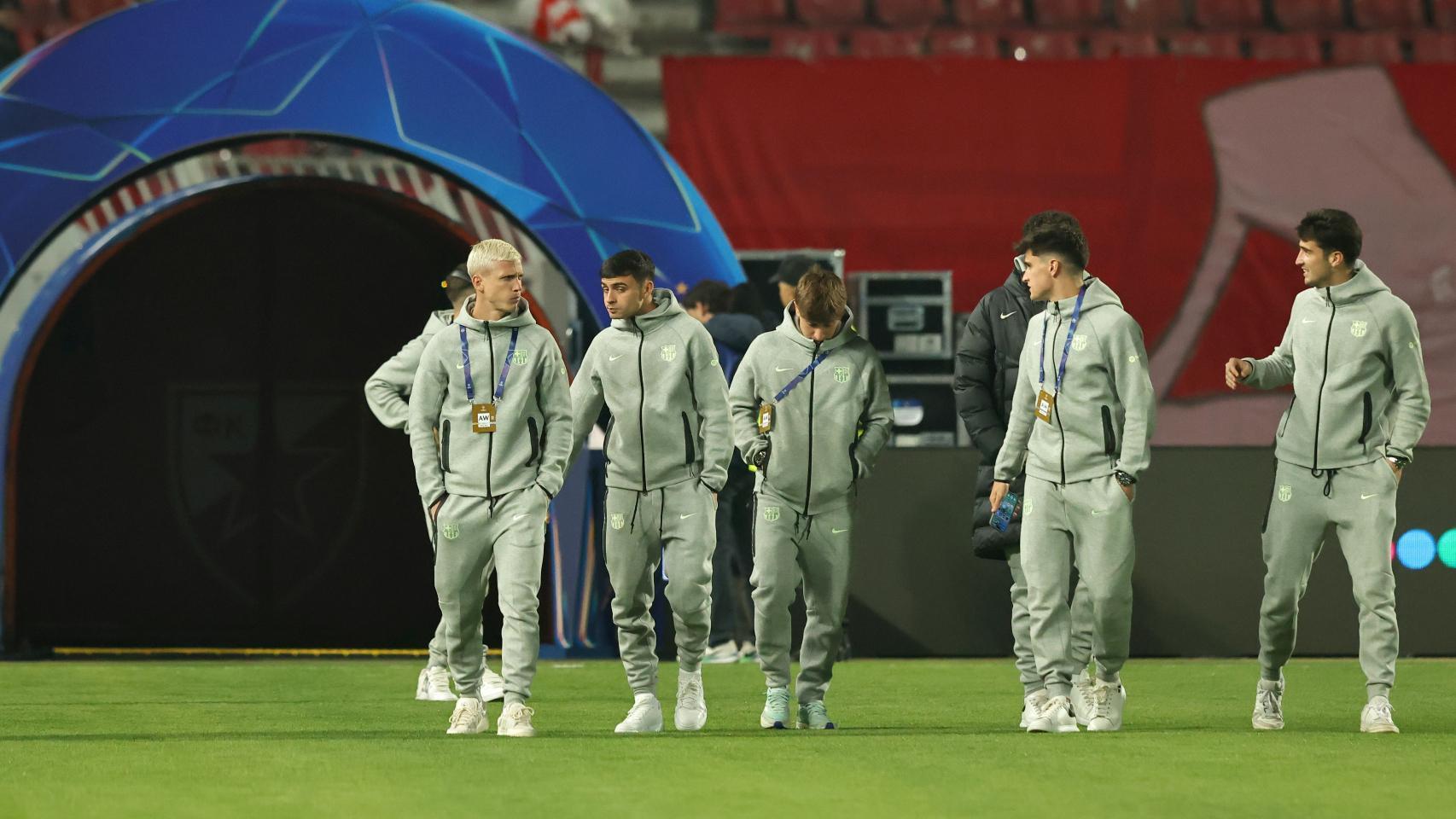 Los futbolistas del Barça entran al campo del Estrella Roja de Belgrado