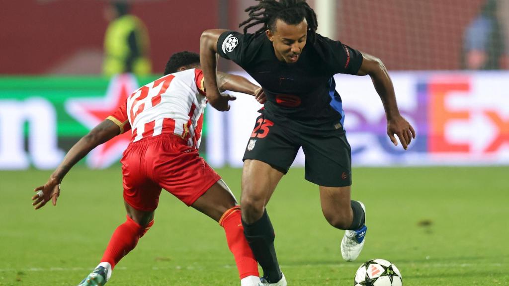 Jules Koundé supera un rival durante el partido contra el Estrella Roja