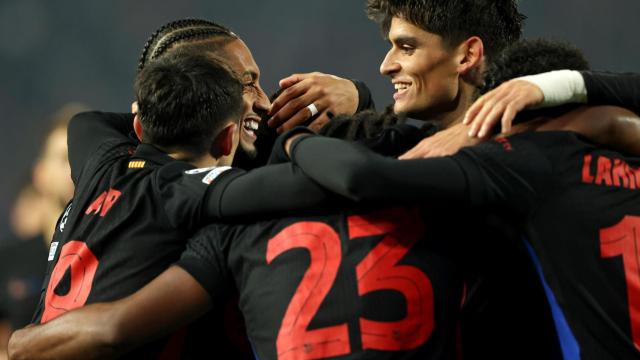 Los jugadores del Barça celebran en piña un gol contra el Estrella Roja