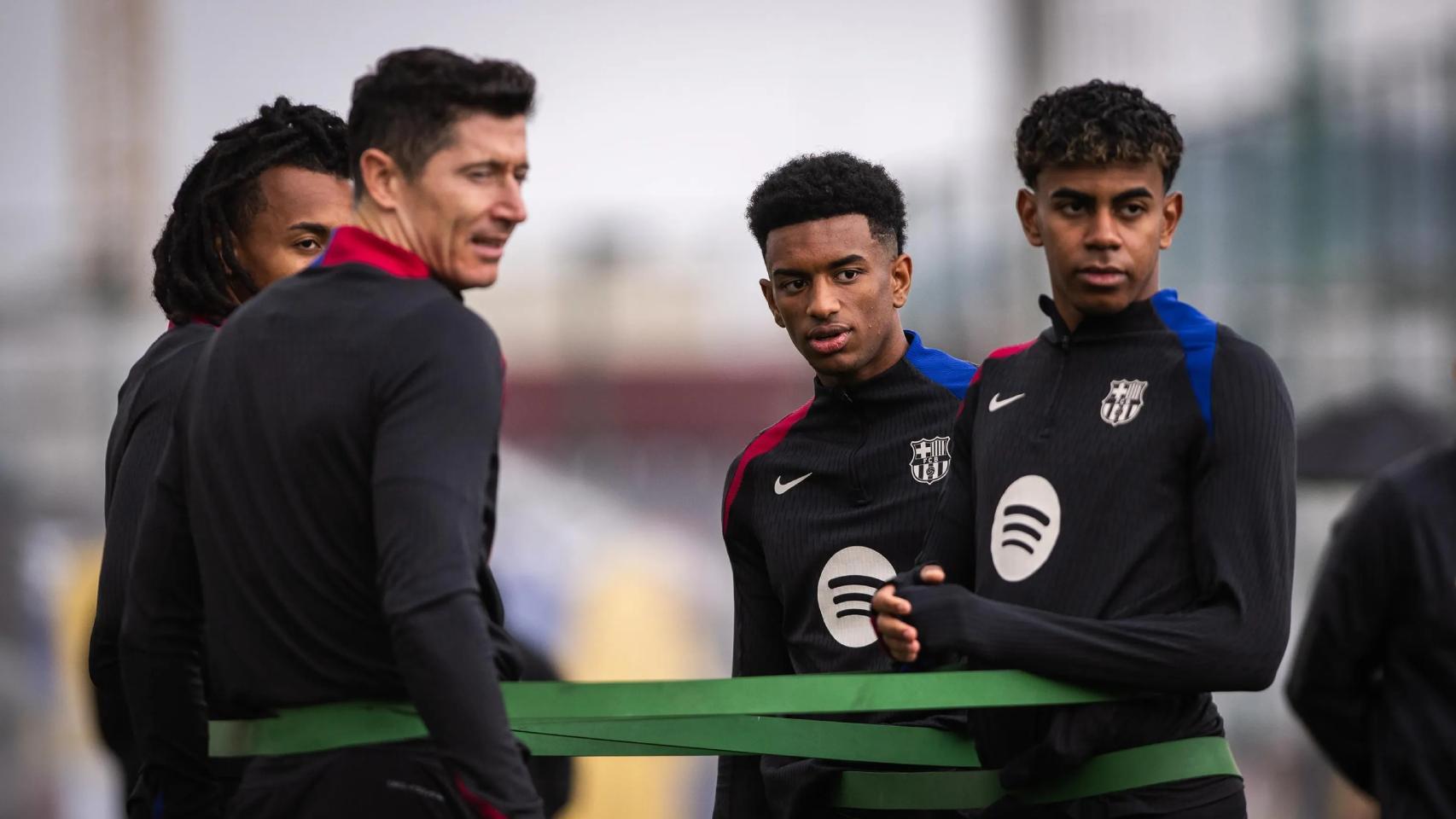 Koundé, Lewandowski, Balde y Lamine, durante un entrenamiento del Barça