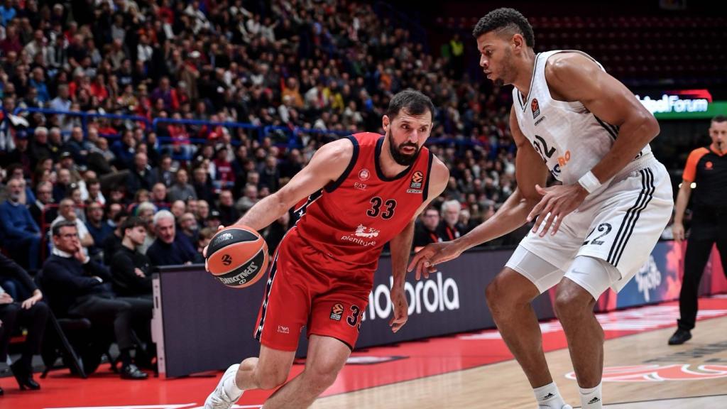 Mirotic intenta superar a Tavares en el Milan-Real Madrid de la Euroliga