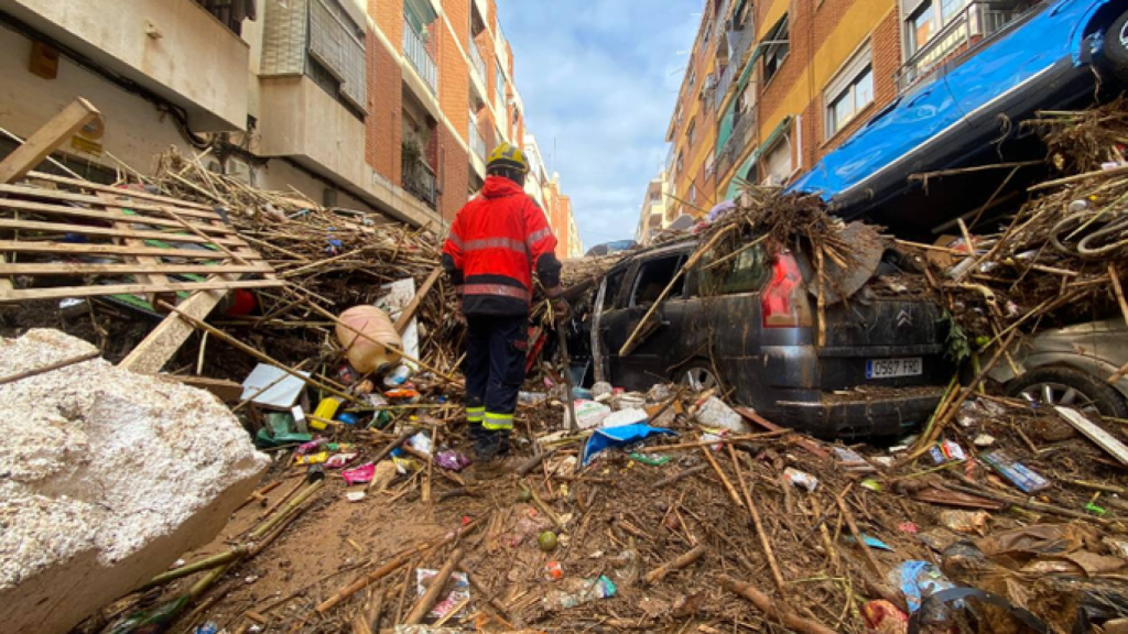 Un bombero de la Generalitat, en Valencia tras la DANA