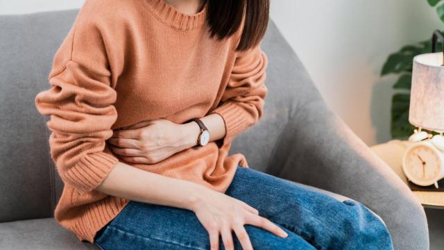 Imagen de una mujer con dolor de barriga