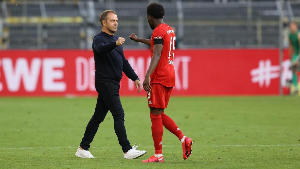 El saludo entre Hansi Flick y Alphonso Davies, después de un partido del Bayern