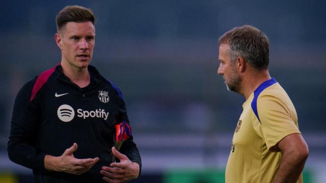 Ter Stegen conversa con Hansi Flick en un entrenamiento del Barça