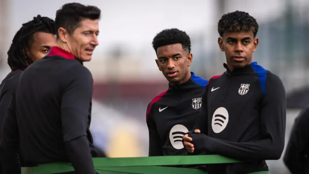 Lamine Yamal y Alejandro Balde, fotografiados en un entrenamiento del Barça con la ropa Nike del club