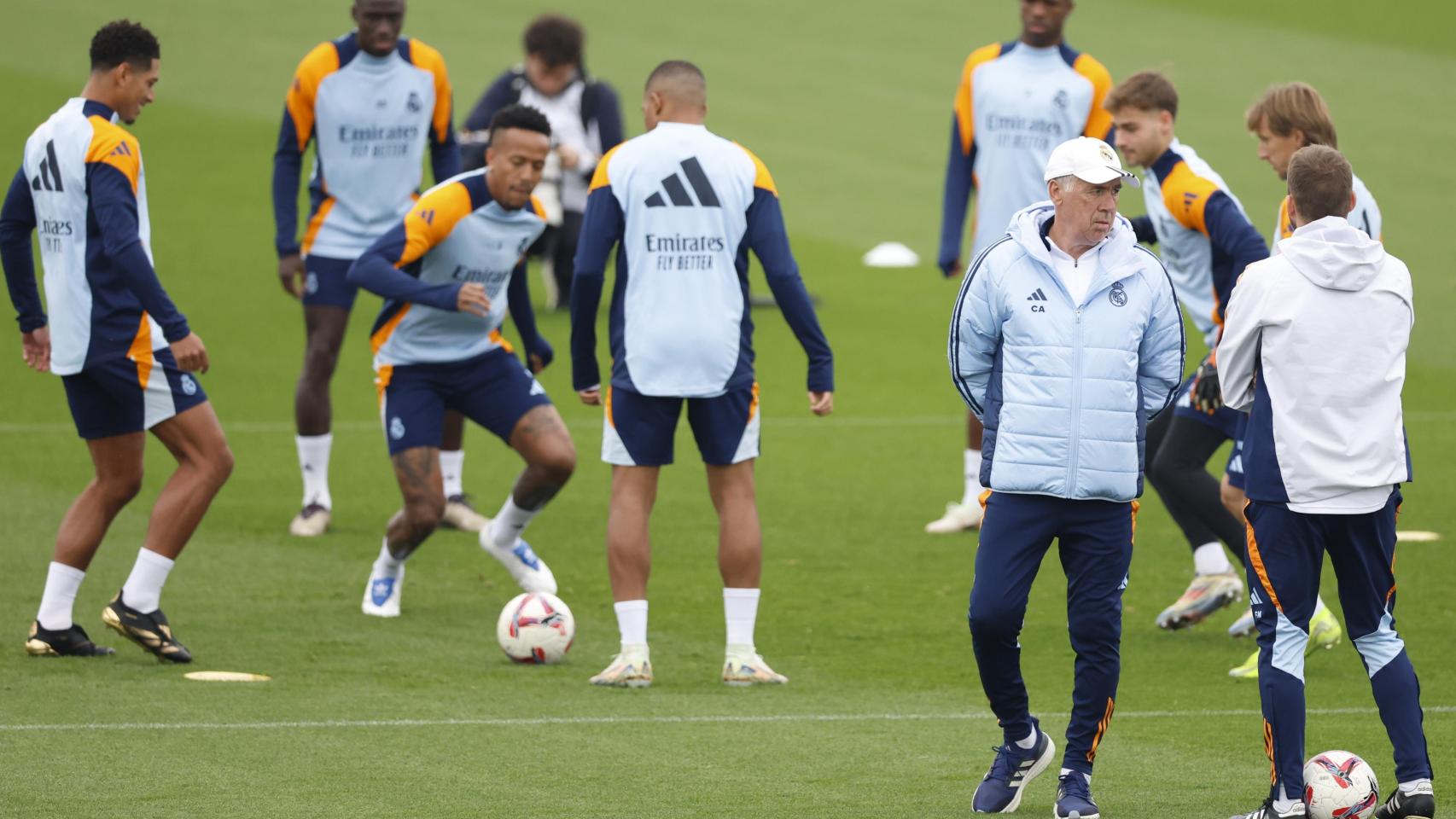 Carlo Ancelotti y los jugadores del Real Madrid, durante un entrenamiento