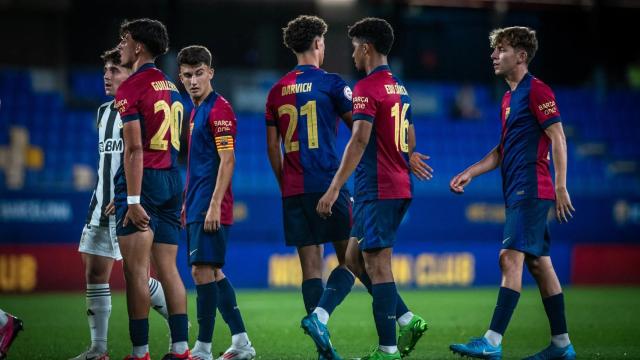 Los futbolistas del Barça B celebran una victoria en el Estadi Johan Cruyff