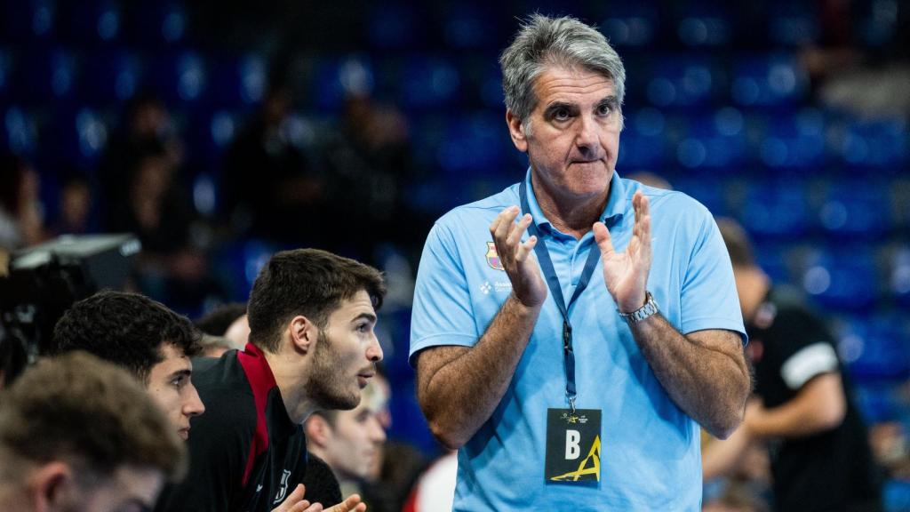 Carlos Ortega aplaude el esfuerzo de los jugadores del Barça de balonmano