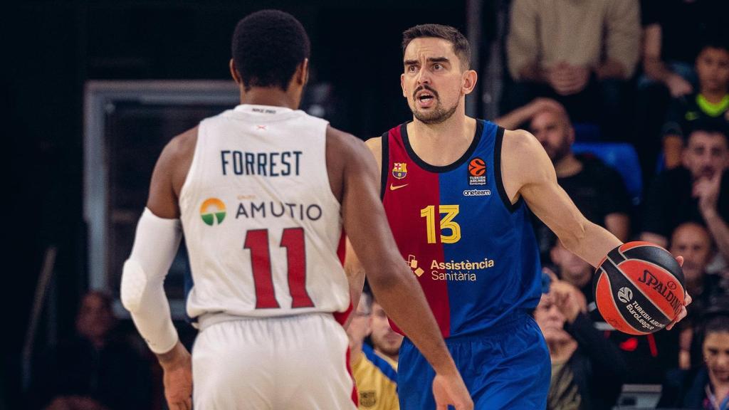 Satoransky comanda una jugada en el partido entre el Barça de basket y el Baskonia