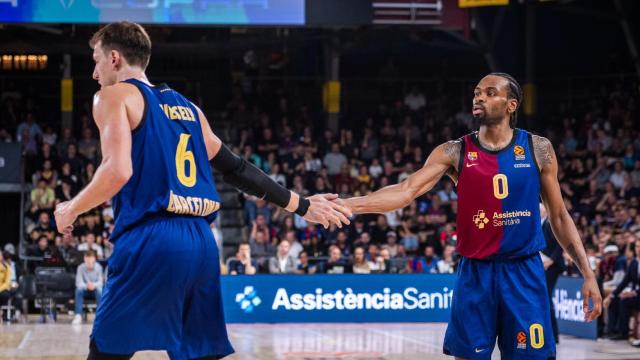 El saludo entre Jan Vesely y Kevin Punter, durante la victoria del Barça de basket contra el Baskonia