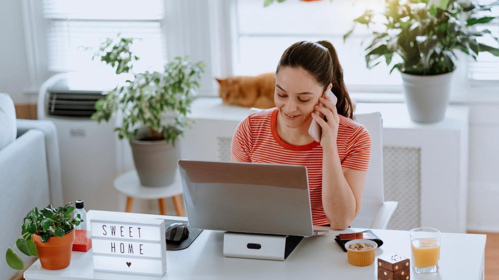 Una mujer contacta telefónicamente con la banca online: Santander aplica la tecnología al servicio del cliente