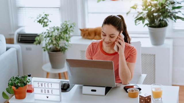 Una mujer contacta telefónicamente con la banca online: Santander aplica la tecnología al servicio del cliente