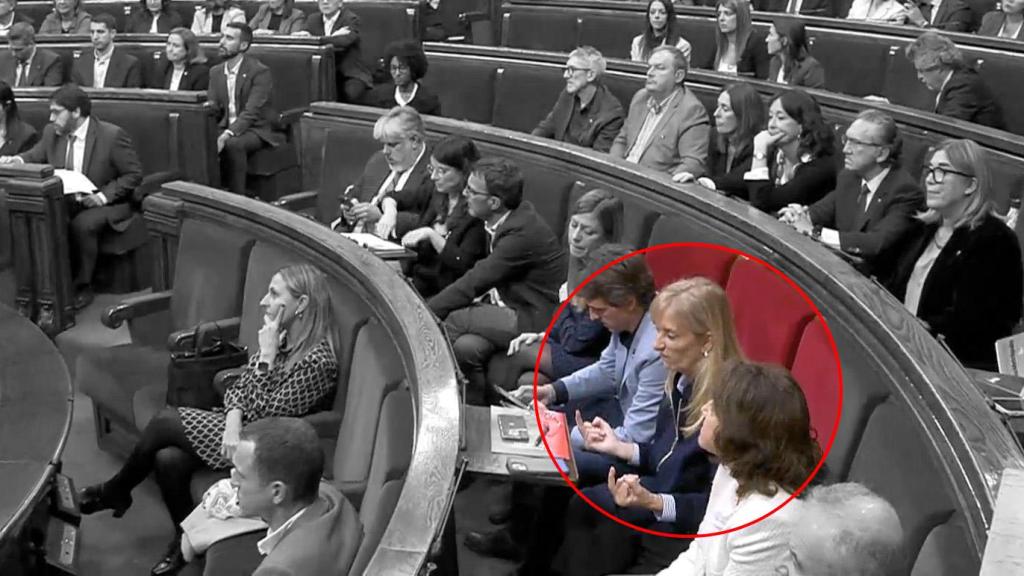 Anna Navarro (Junts) pierde los papeles en el Parlament: doble peineta a dos 'consellers'