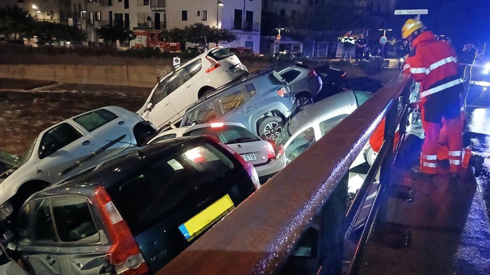 Vehículos arrastrados por una inundación en Cadaqués taponan el puente del casino