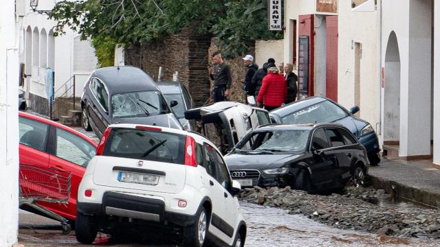 Coches arrastrados por la riera en Cadaqués, a 8 de noviembre de 2024