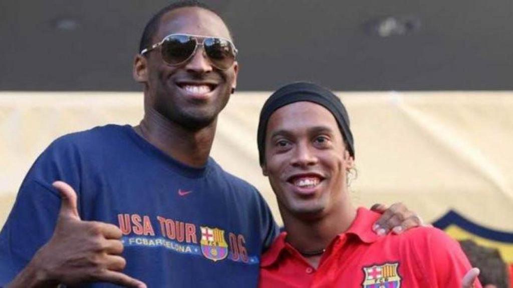 Kobe Bryant y Ronaldinho, durante la pretemporada del Barça en 2006