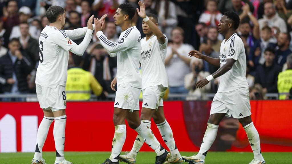 Los futbolistas delReal Madrid celebran un gol ante Osasuna