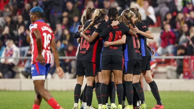 Las jugadoras del Barça Femenino celebran en piña la victoria contra el Atlético de Madrid