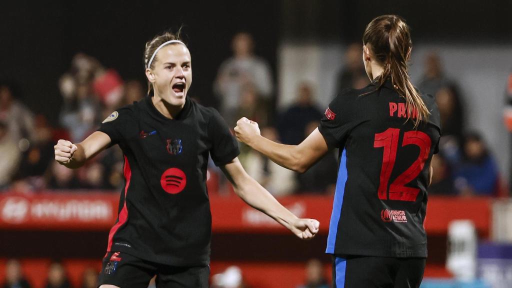 Patri Guijarro celebra su gol al Atlético de Madrid con Irene Paredes