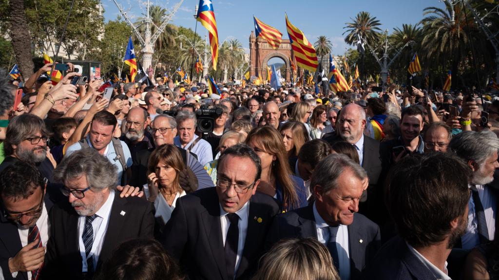 Artur Mas en la comitiva de cargos y líderes políticos que facilitaron la segunda fuga de Carles Puigdemont en Arc de Triomf, el pasado 8 de agosto de 2024