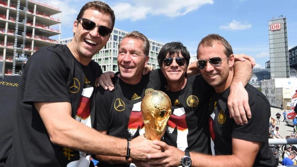 Joachim Low celebra la conquista del Mundial de 2014 con Hansi Flick, asistente de la selección alemana