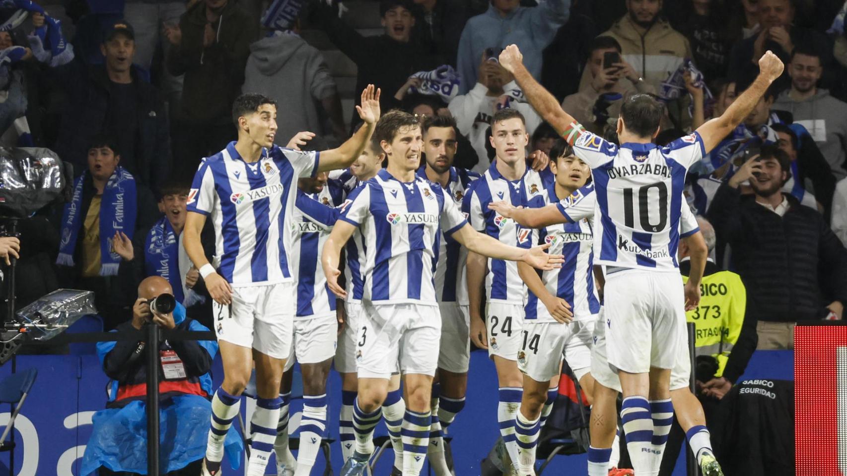 Los jugadores de la Real Sociedad celebran el gol de Becker