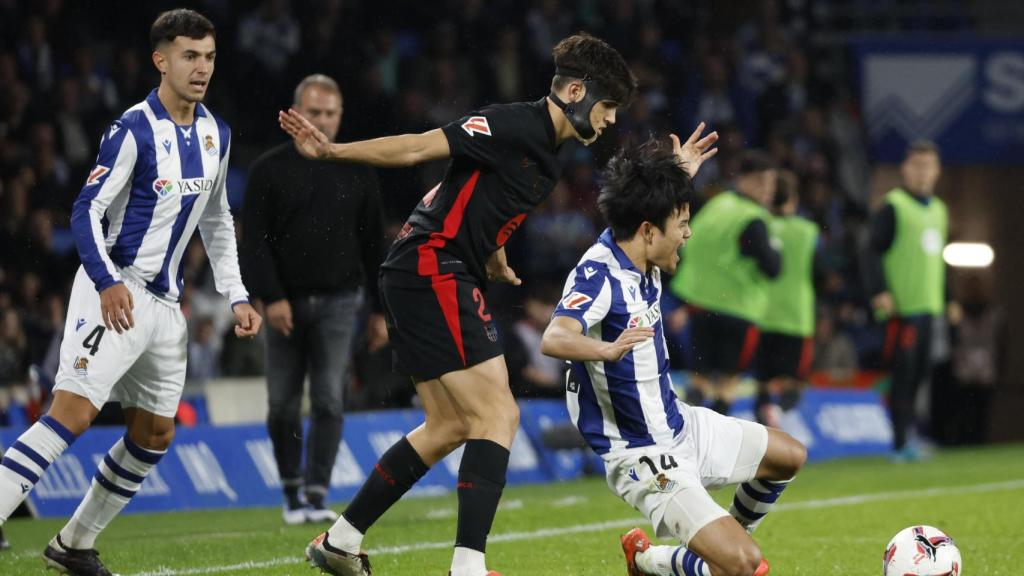 Pau Cubarsí, con máscara, defiende a Take Kubo en el Real Sociedad-Barça