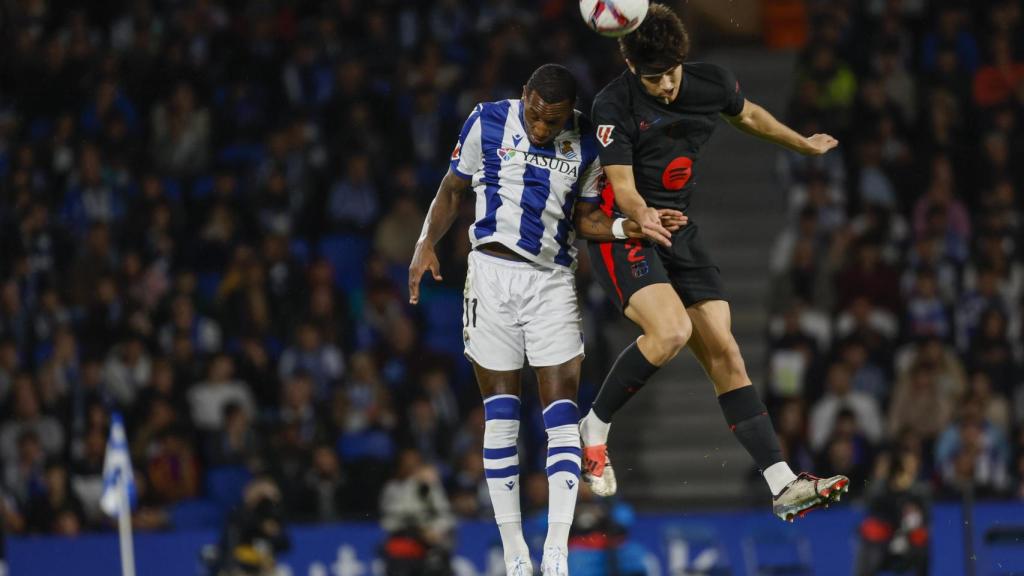 Pau Cubarsí disputa un balón aéreo con Sheraldo Becker en el Real Sociedad-Barça