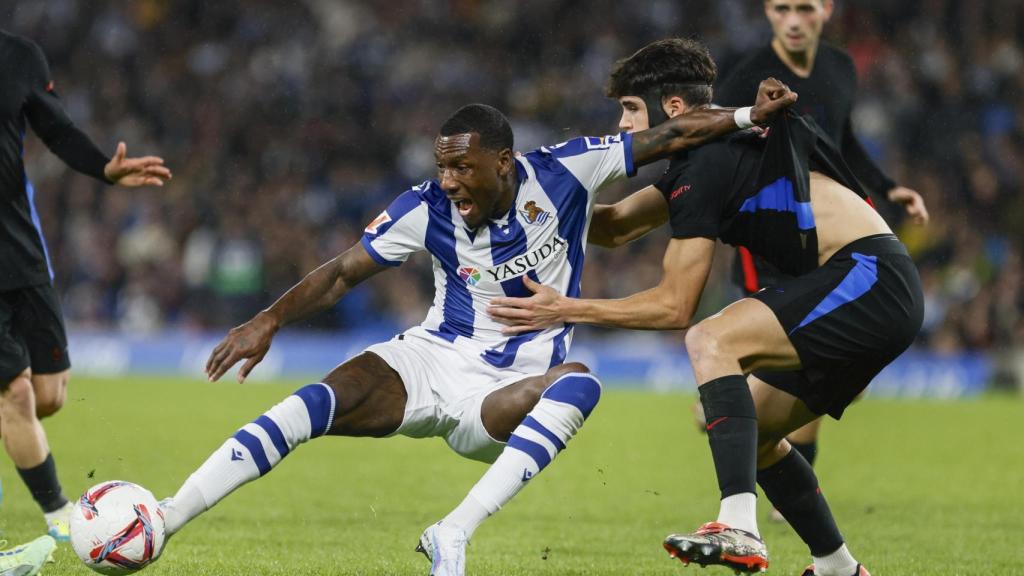 Pau Cubarsí cubre a Sheraldo Becker en el Real Sociedad-Barça