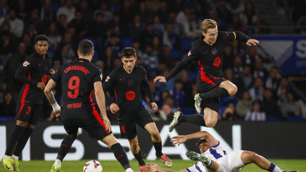 Frenkie de Jong, Pedri y Lewandowski disputan un balón en el Real Sociedad-Barça