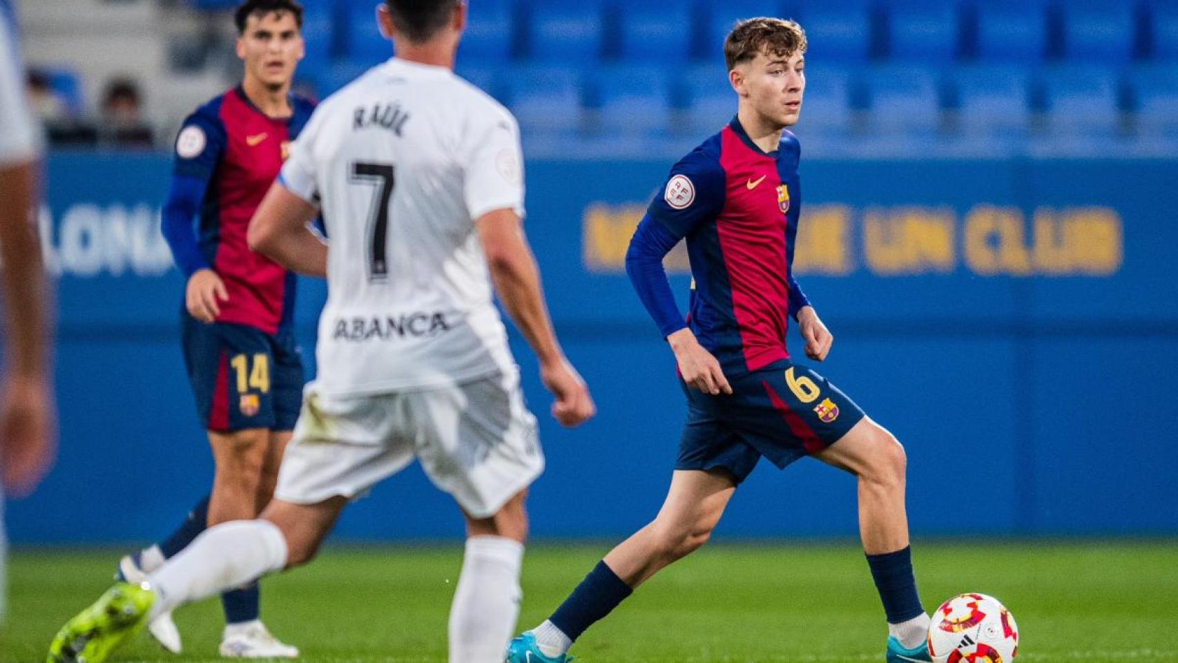 Pau Prim conduce el balón en el partido del Barça B contra el Lugo