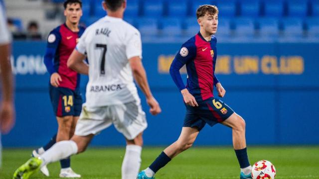 Pau Prim conduce el balón en el partido del Barça B contra el Lugo