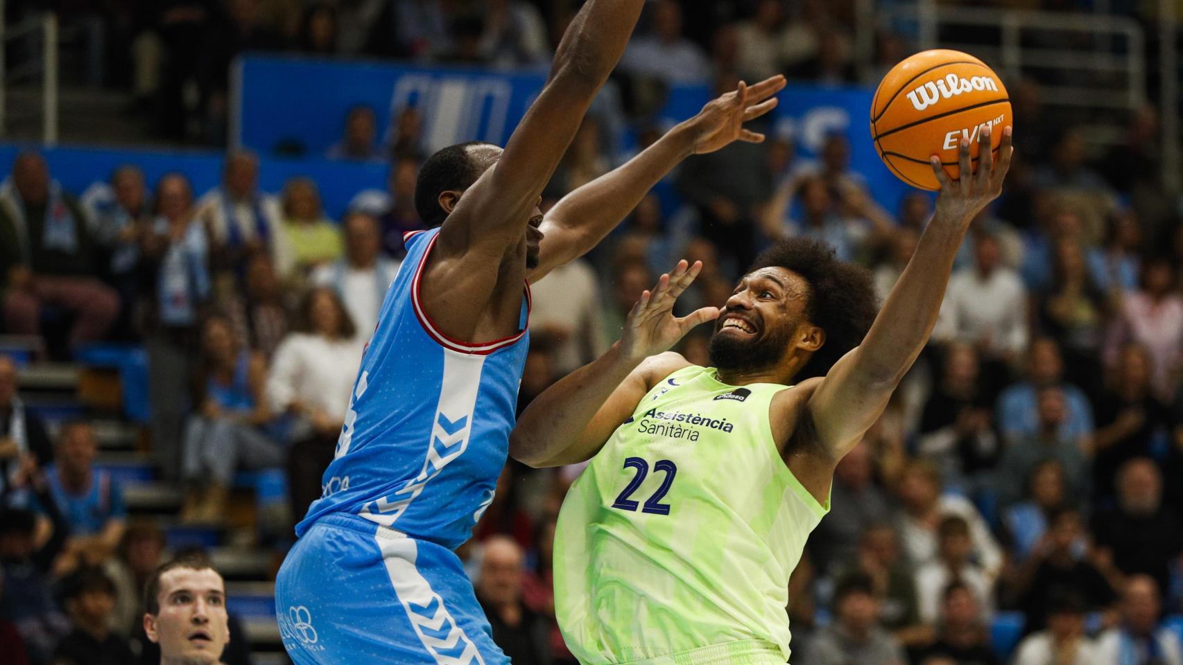 Jabari Parker entra a canasta en el partido del Barça de basket contra Río Breogán