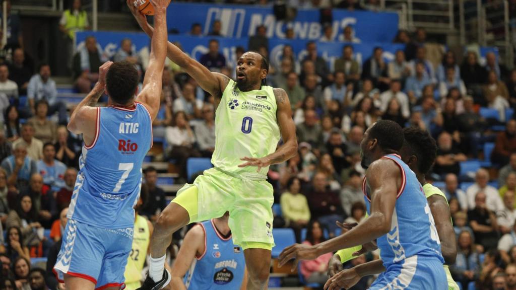 Kevin Punter intenta encestar en el partido del Barça de basket contra Río Breogán