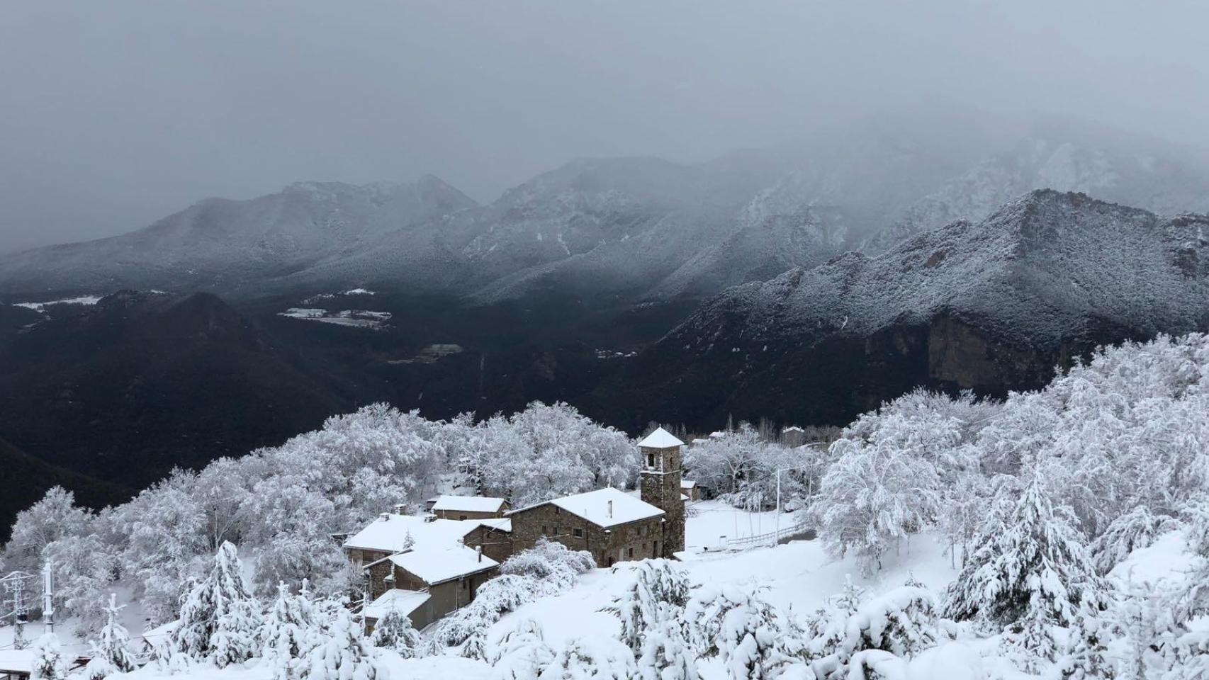 Paisaje nevado en el Pirineo catalán