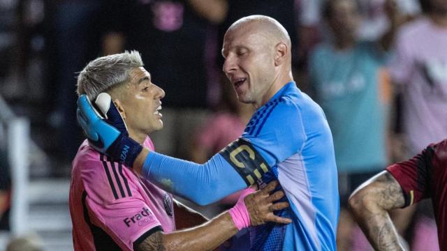 Luis Suárez y Brad Guzan discuten durante el Inter Miami-Atlanta United de la MLS