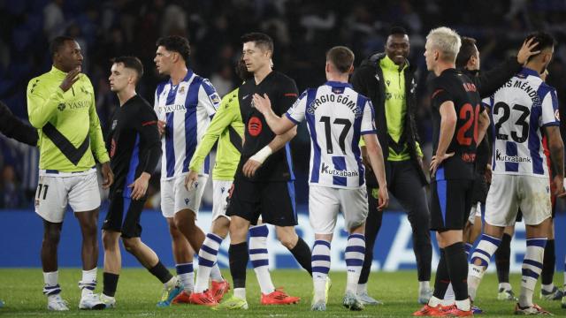 Marc Casadó, Dani Olmo y Robert Lewandowski, decepcionados tras la derrota del Barça contra la Real Sociedad