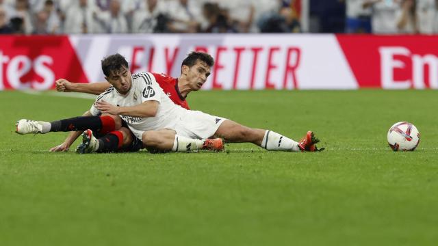 Raúl Asencio se lanza por el balón en el Real Madrid-Osasuna