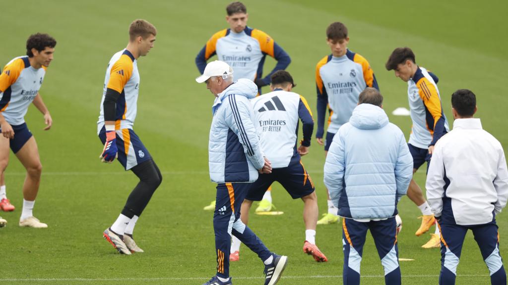 Carlo Ancelotti, con los jugadores del Real Madrid durante un entrenamiento