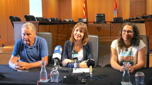 Anna Massot (c), alcaldesa de Castelló d'Empúries de ERC, en la presentación del pacto