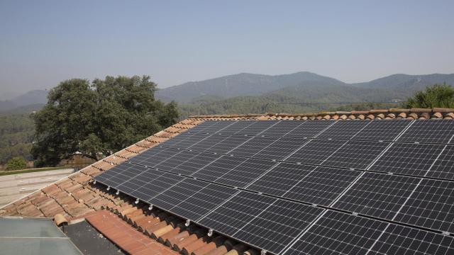 Instalación fotovoltaica en el tejado de una instalación municipal