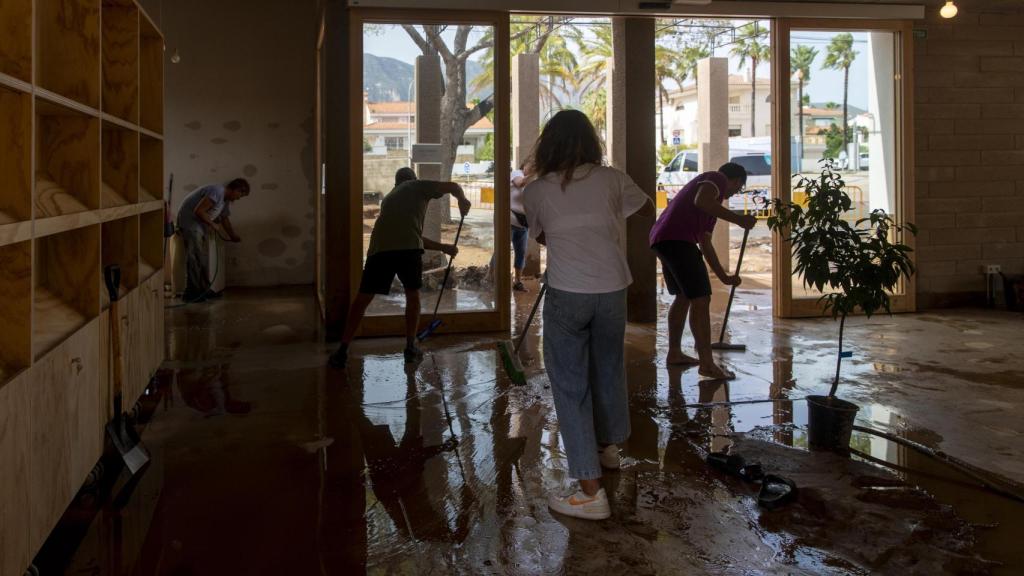 Varias personas limpian las instalaciones del Camping Els Alfacs, a 3 de septiembre de 2023, por una DANA en Alcanar, Tarragona