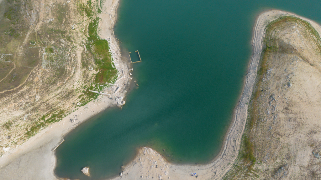 Vista aérea del pantano de Darnius Boadella en julio del 2023, al 20% de su capacidad
